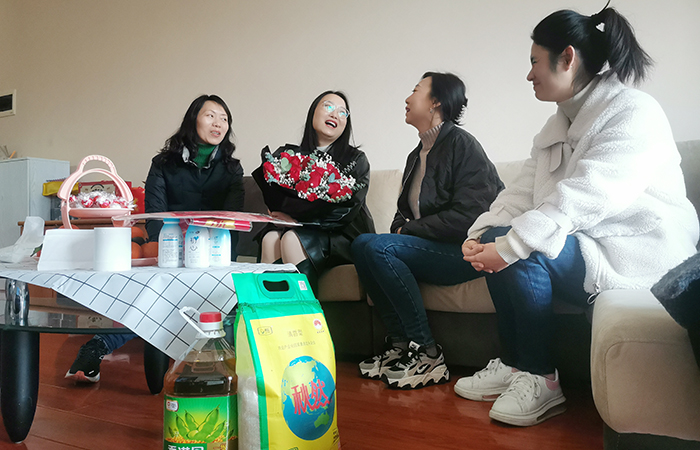 小 公司領導春節(jié)前走訪慰問海外職工家屬.jpg